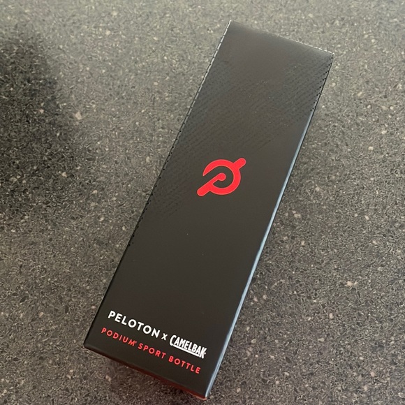 NWT Peloton x Camelbak Waterbotter - Picture 1 of 5